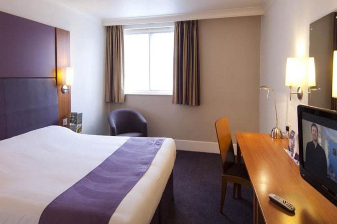 Premier Inn Гластонбери Экстерьер фото