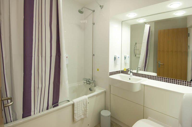 Premier Inn Гластонбери Экстерьер фото