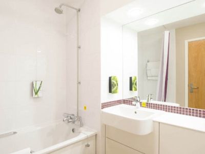 Premier Inn Гластонбери Экстерьер фото